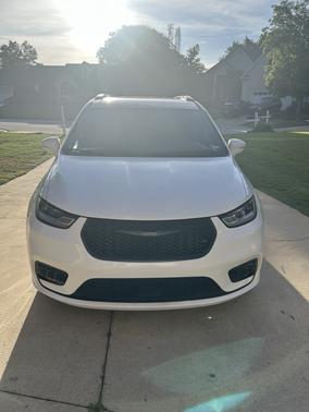 White 2022 Chrysler Pacifica Touring L