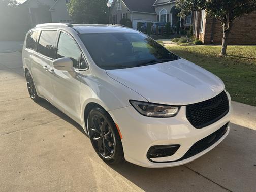 White 2022 Chrysler Pacifica Touring L