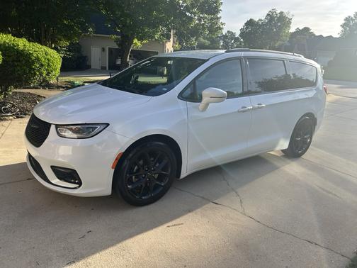 White 2022 Chrysler Pacifica Touring L