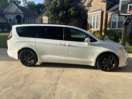 White 2022 Chrysler Pacifica Touring L