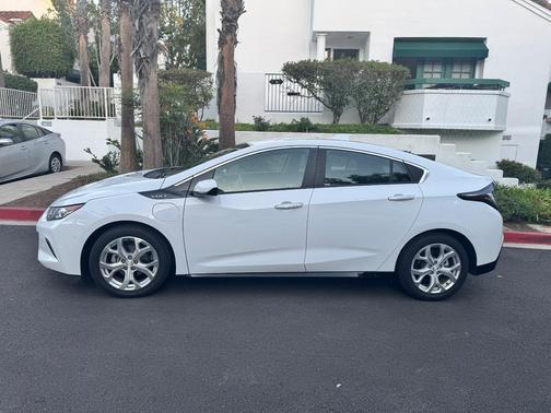 White 2018 Chevrolet Volt Premier