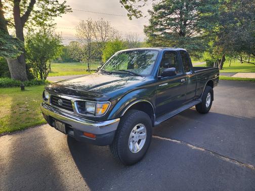 Green 1995 Toyota Tacoma Xtracab 1995.5