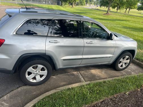 Photo 3 of 5 of 2012 Jeep Grand Cherokee Laredo