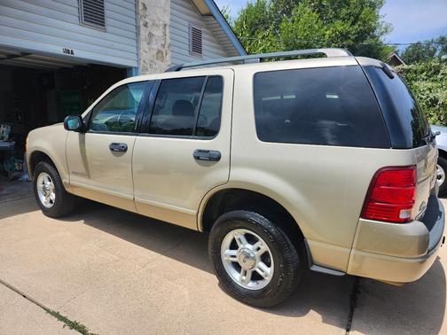 Gold 2004 Ford Explorer XLT