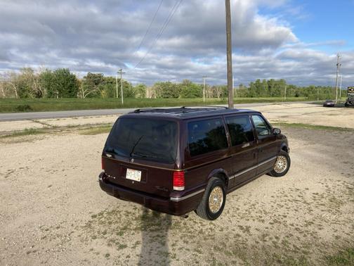 1995 Chrysler Town & Country Base