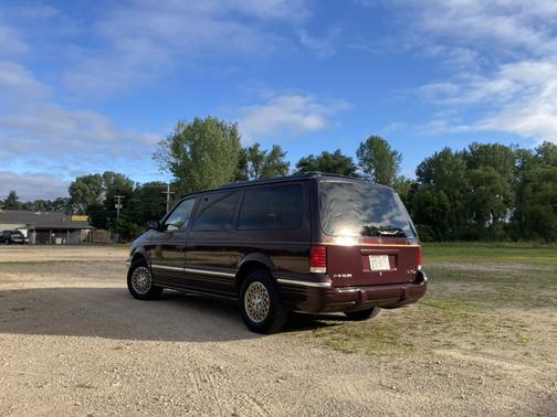 1995 Chrysler Town & Country Base