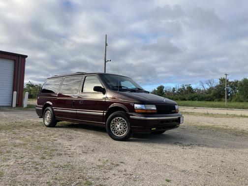 1995 Chrysler Town & Country Base