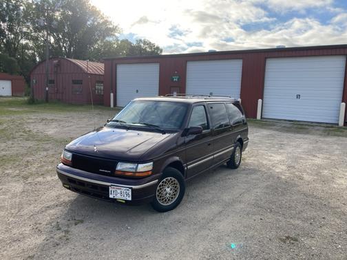 1995 Chrysler Town & Country Base