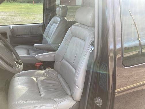 1995 Chrysler Town & Country Base