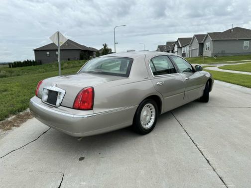 1999 Lincoln Town Car Executive