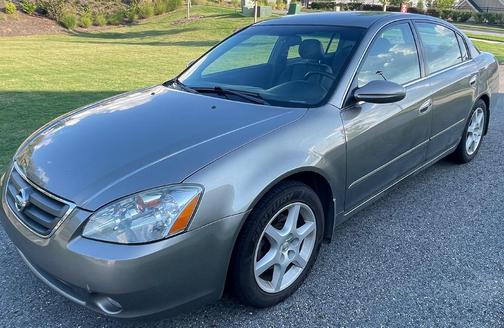 Gray 2002 Nissan Altima 3.5 SE