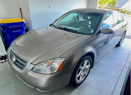 Gray 2002 Nissan Altima 3.5 SE