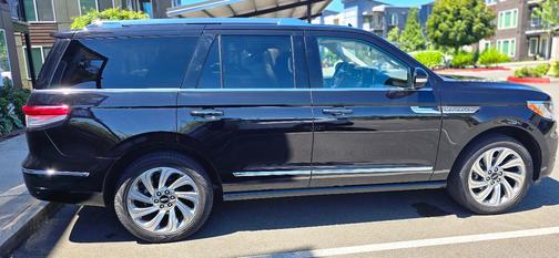 Black 2024 Lincoln Navigator Reserve