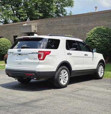 White 2016 Ford Explorer Base