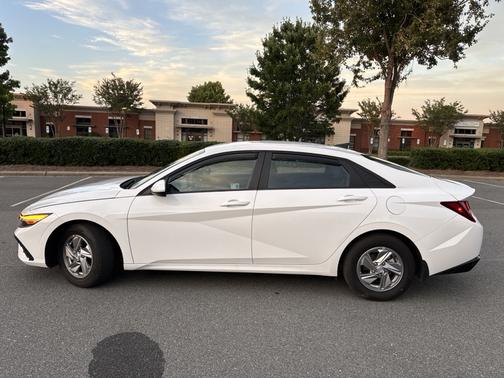 White 2025 Hyundai ELANTRA SE