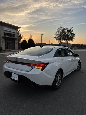 White 2025 Hyundai ELANTRA SE