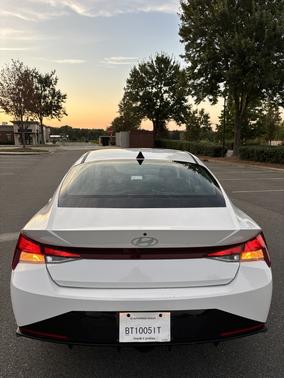 White 2025 Hyundai ELANTRA SE