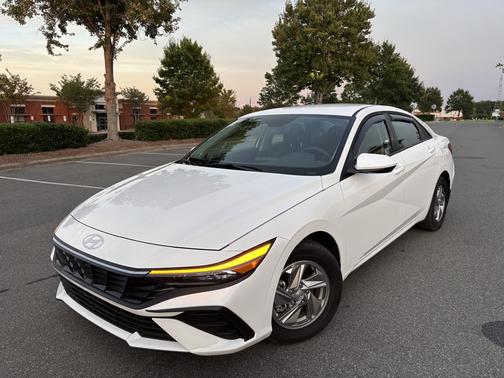 White 2025 Hyundai ELANTRA SE