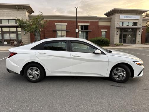 White 2025 Hyundai ELANTRA SE