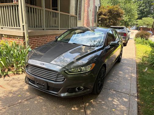 Gray 2016 Ford Fusion SE