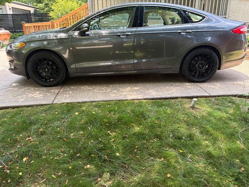 Gray 2016 Ford Fusion SE