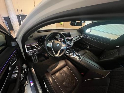 White 2017 BMW 750 i