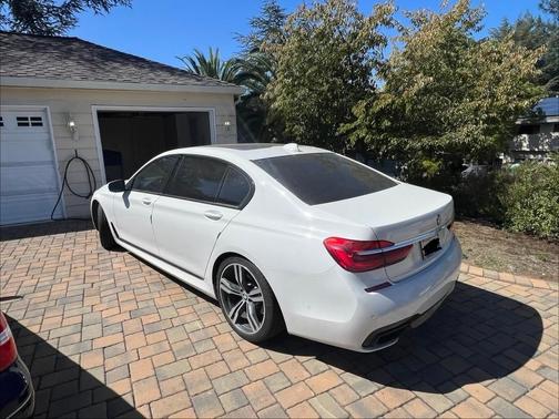 White 2017 BMW 750 i