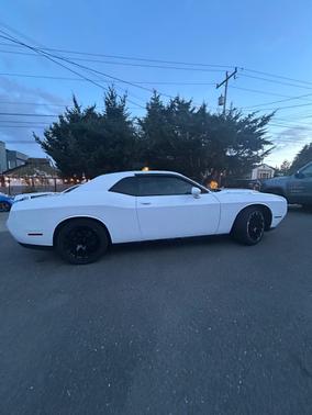 White 2015 Dodge Challenger SXT