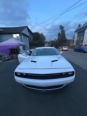White 2015 Dodge Challenger SXT