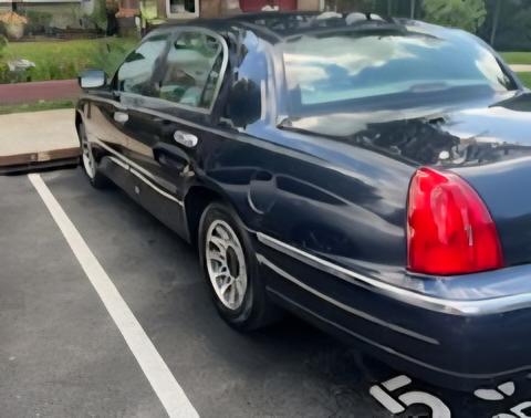 2000 Lincoln Town Car Signature