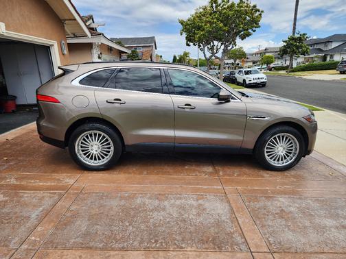 Gold 2017 Jaguar F-PACE 35t Prestige