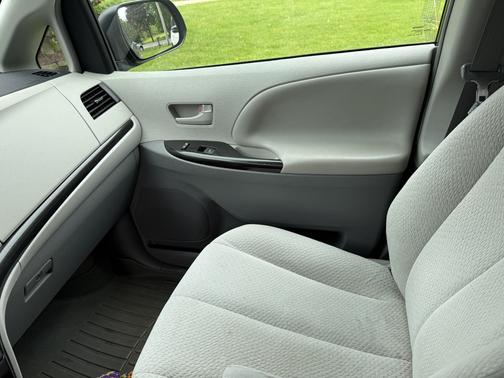 Silver 2014 Toyota Sienna LE