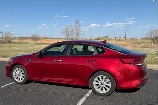 Red 2018 Kia Optima S