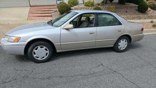 Gold 2000 Toyota Camry LE V6