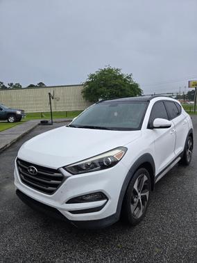 White 2017 Hyundai TUCSON Value