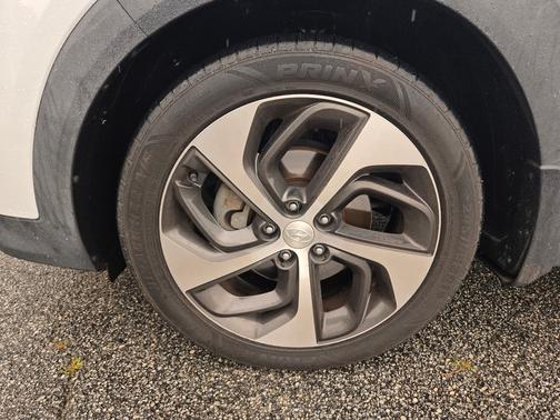 White 2017 Hyundai TUCSON Value
