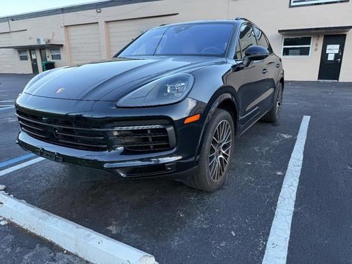 Blue 2023 Porsche Cayenne Cayenne Platinum Edition