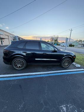Blue 2023 Porsche Cayenne Cayenne Platinum Edition