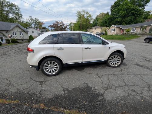 White 2013 Lincoln MKX Base