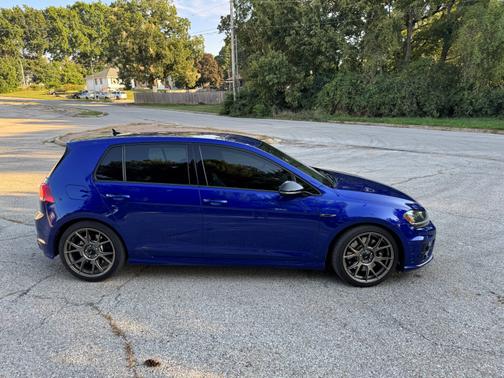 2015 Volkswagen Golf R 4-Door