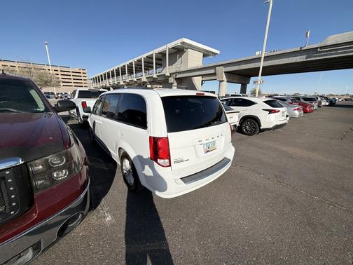 White 2019 Dodge Grand Caravan SXT
