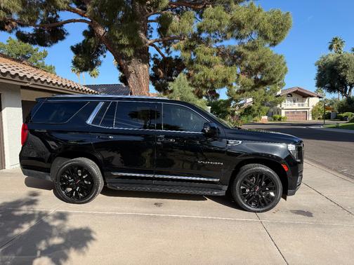 Black 2022 GMC Yukon SLT