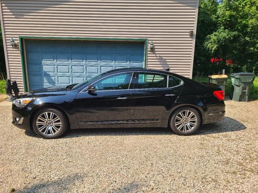 Black 2016 Kia Cadenza Base