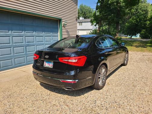 Black 2016 Kia Cadenza Base