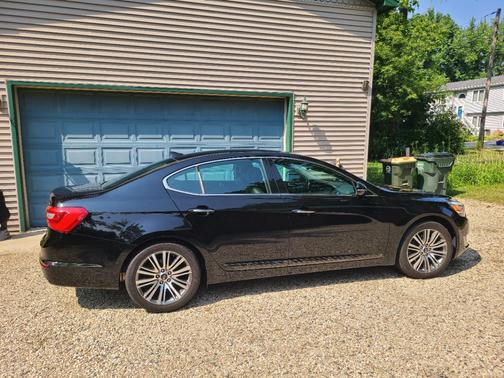 Black 2016 Kia Cadenza Base