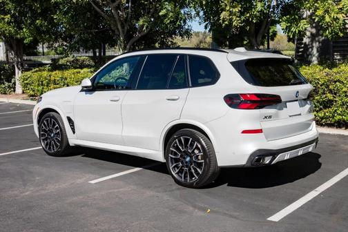 White 2024 BMW X5 PHEV xDrive50e