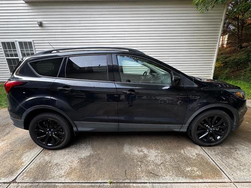 Black 2019 Ford Escape SE