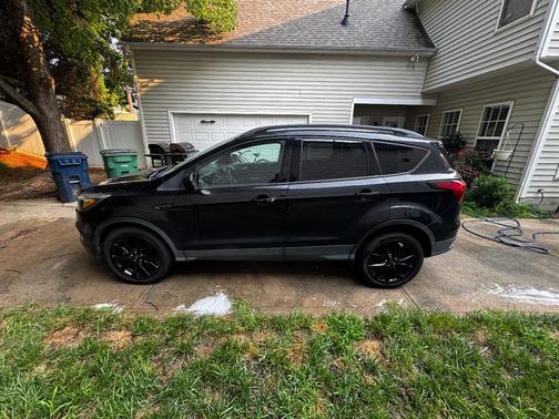 Black 2019 Ford Escape SE