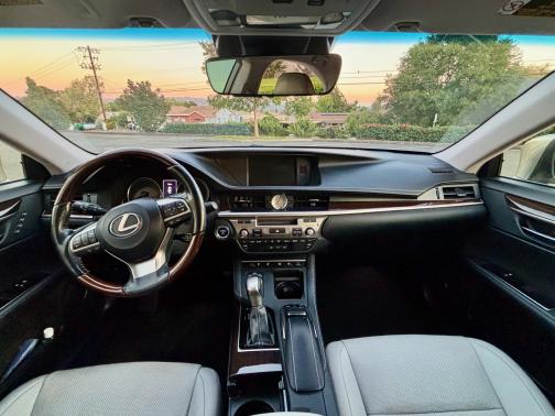 2018 Lexus ES 300h Base