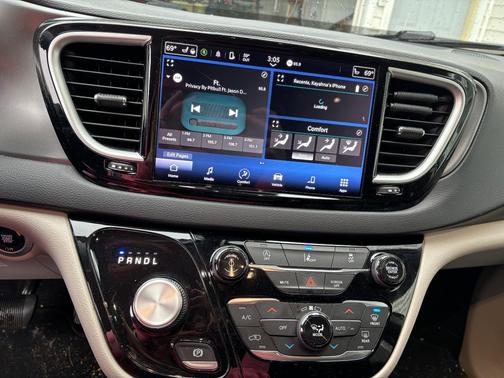 White 2022 Chrysler Pacifica Touring L